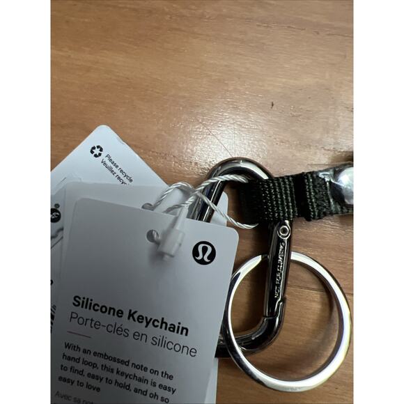 Lululemon Silicone Keychain Live In The Moment Color Army Green/Dark Olive NWT - Picture 5 of 5